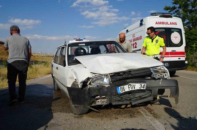 Kırıkkale&rsquo;de iki otomobil kafa kafaya &ccedil;arpıştı: 5 yaralı 4