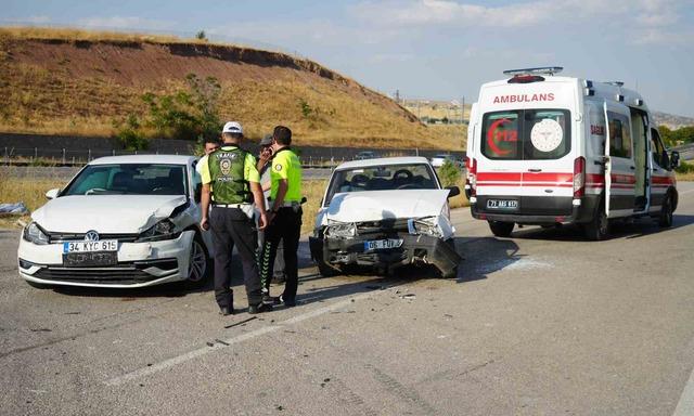 Kırıkkale&rsquo;de iki otomobil kafa kafaya &ccedil;arpıştı: 5 yaralı 2