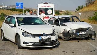 Kırıkkale&rsquo;de iki otomobil kafa kafaya &ccedil;arpıştı: 5 yaralı