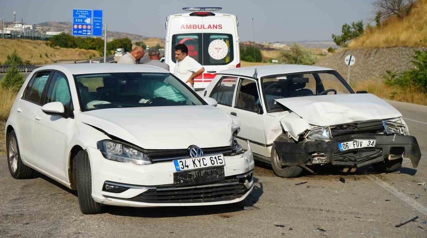 Kırıkkale&rsquo;de iki otomobil kafa kafaya &ccedil;arpıştı: 5 yaralı