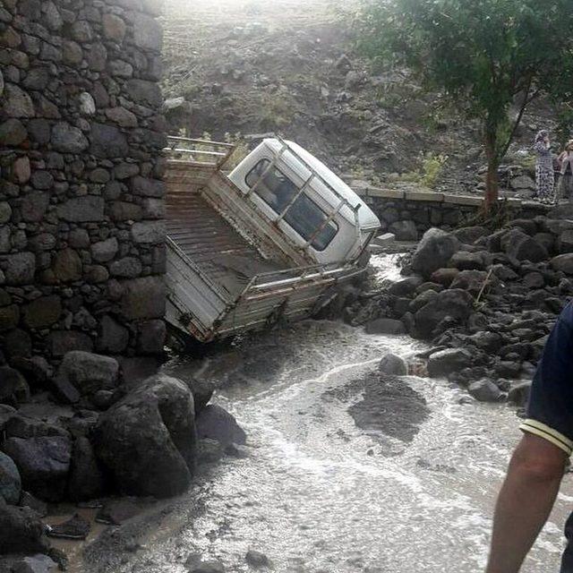 Menemen'de selde mahsur kalan 3 kişi kurtarıldı (2)