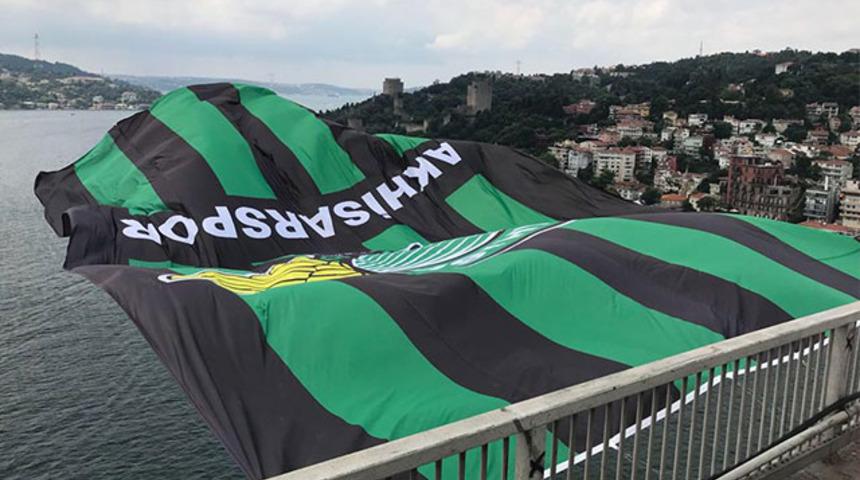 Akhisarspor'un bayrağı FSM K&ouml;pr&uuml;s&uuml;'nde