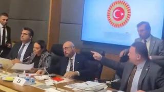 Son dakika: Komisyonda 'pislik' gerilimi! Masaya vurup, &uuml;zerine y&uuml;r&uuml;d&uuml;