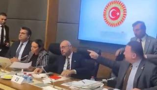Komisyonda 'pislik' gerilimi! Masaya vurup, &uuml;zerine y&uuml;r&uuml;d&uuml;