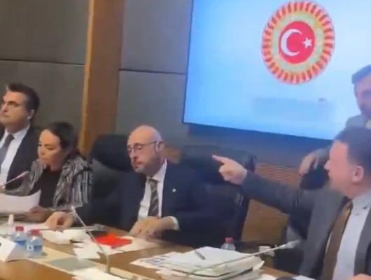 Komisyonda 'pislik' gerilimi! Masaya vurup, &uuml;zerine y&uuml;r&uuml;d&uuml;