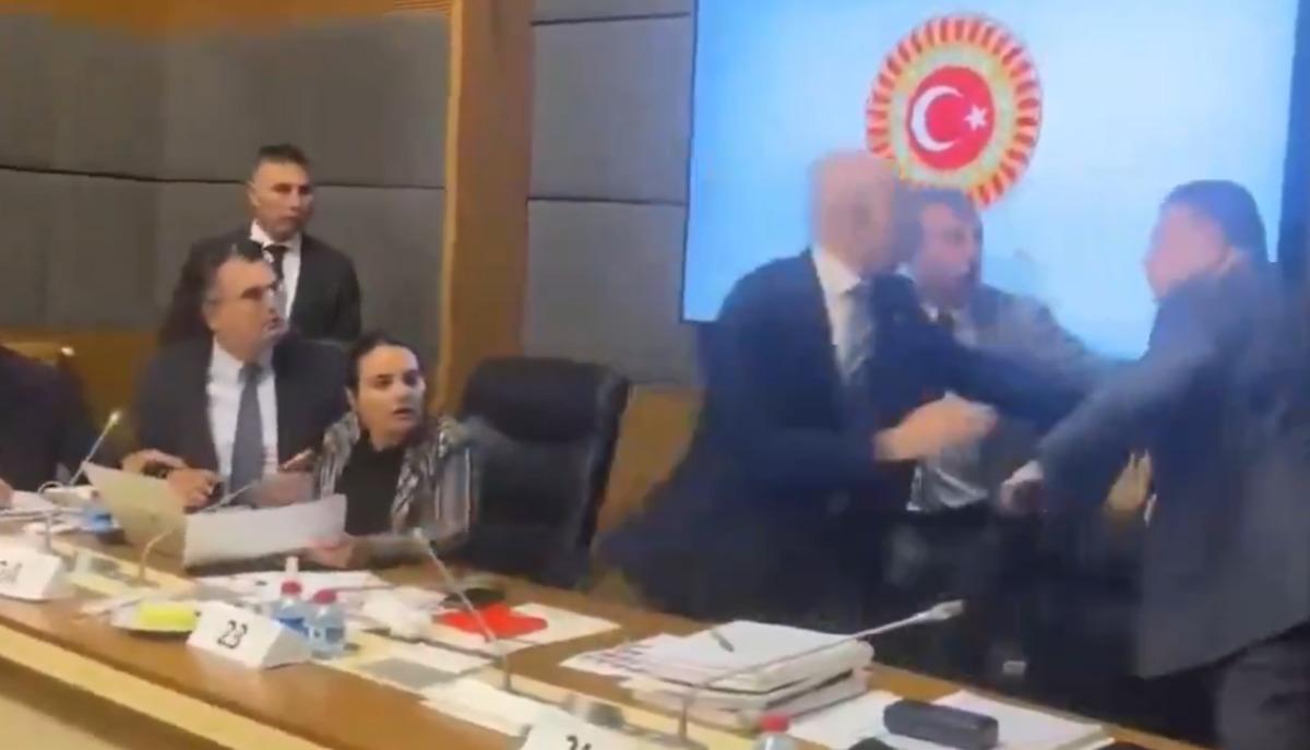 Komisyonda pislik gerilimi! Masaya vurup, üzerine yürüdü 4