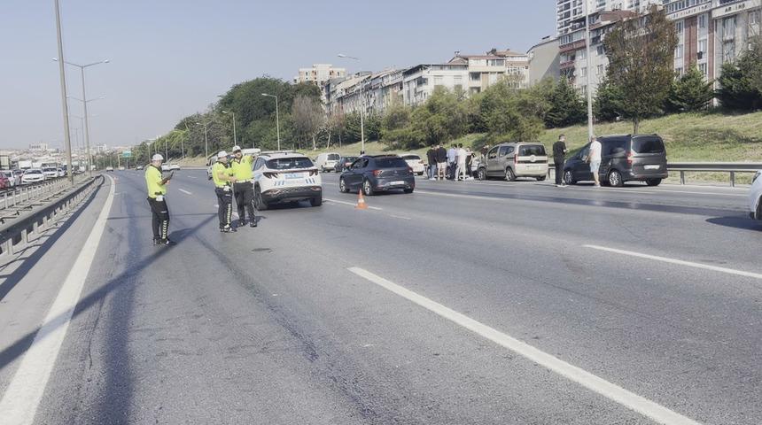 İstanbul'da 10 aracın karıştığı zincirleme kaza! 2 şerit kapatıldı