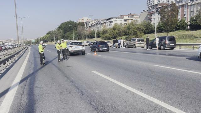 İstanbul'da 10 aracın karıştığı zincirleme kaza! 2 şerit kapatıldı