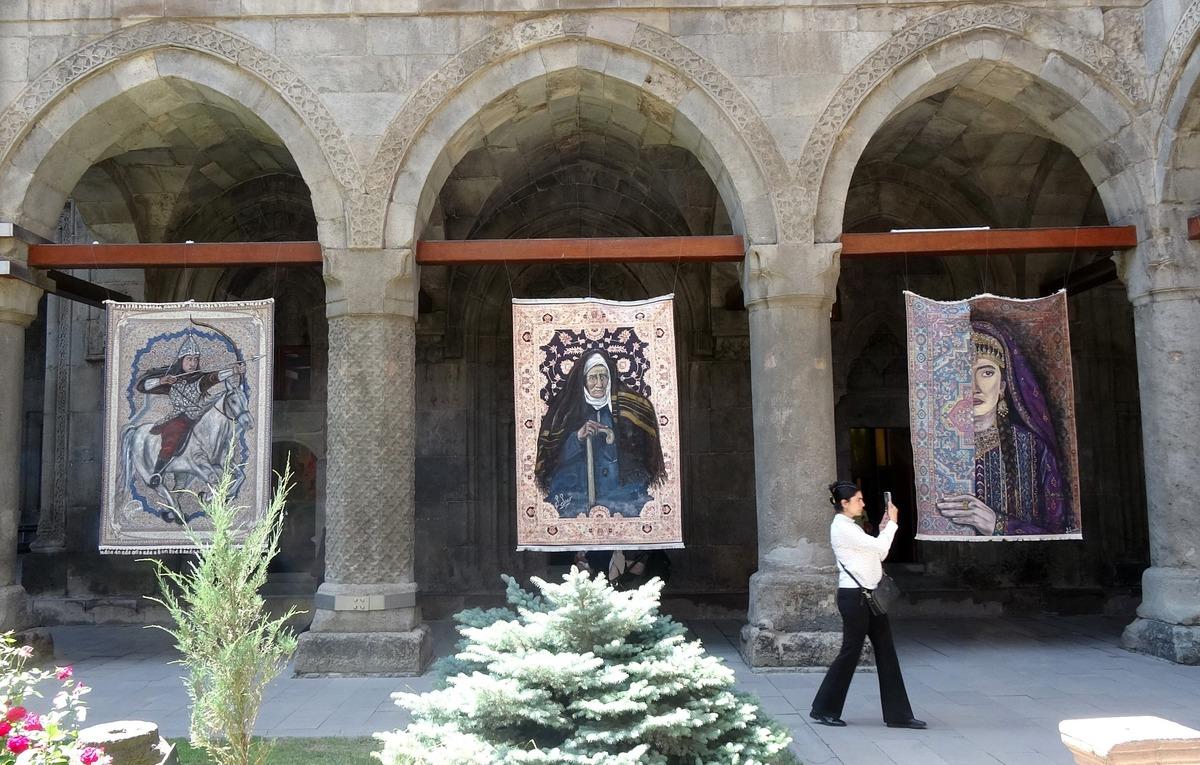 Evinde başladı, Türkiye de sayılı isimlerden biri oldu! Kilimleri tuvale çevirdi 4