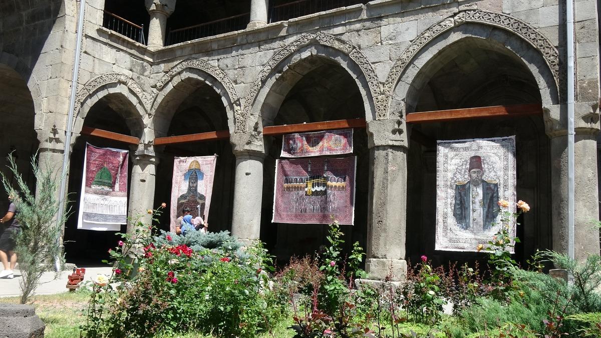 Evinde başladı, Türkiye de sayılı isimlerden biri oldu! Kilimleri tuvale çevirdi 2