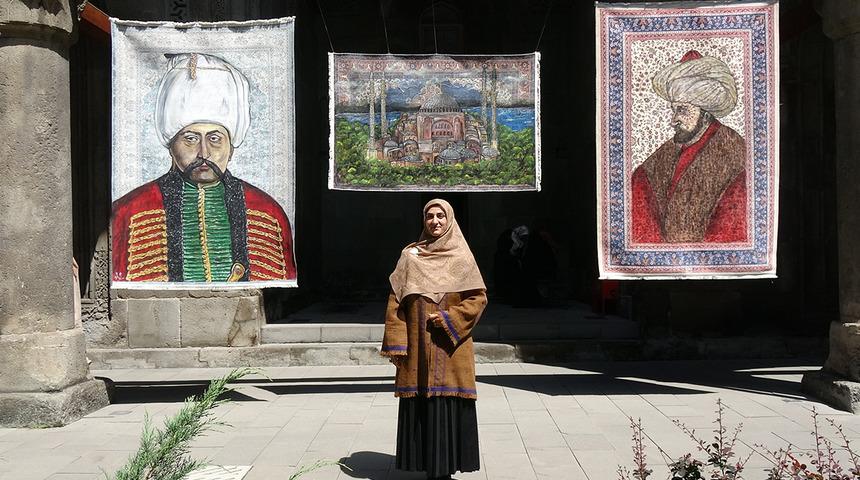 Evinde başladı, T&uuml;rkiye'de sayılı isimlerden biri oldu! Kilimleri tuvale &ccedil;evirdi