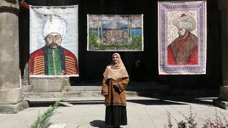 Evinde başladı, Türkiye'de sayılı isimlerden biri oldu! Kilimleri tuvale çevirdi