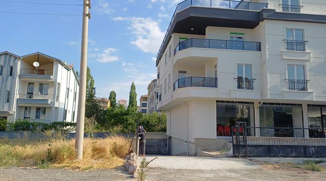 Cam silerken 3 &uuml;nc&uuml; kattan d&uuml;ş&uuml;p ağır yaralandı 5