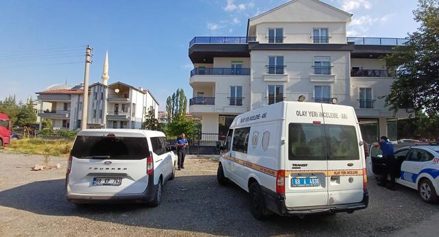 Cam silerken 3 &uuml;nc&uuml; kattan d&uuml;ş&uuml;p ağır yaralandı 4
