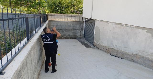 Cam silerken 3 &uuml;nc&uuml; kattan d&uuml;ş&uuml;p ağır yaralandı 3