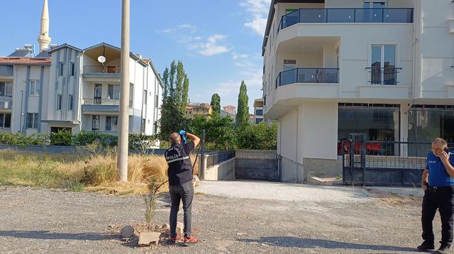 Cam silerken 3 &uuml;nc&uuml; kattan d&uuml;ş&uuml;p ağır yaralandı 2
