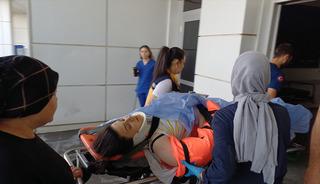 Cam silerken 3'&uuml;nc&uuml; kattan d&uuml;ş&uuml;p ağır yaralandı