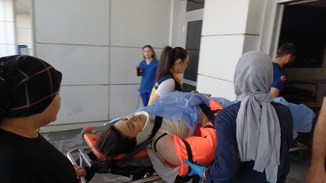 Cam silerken 3'üncü kattan düşüp ağır yaralandı