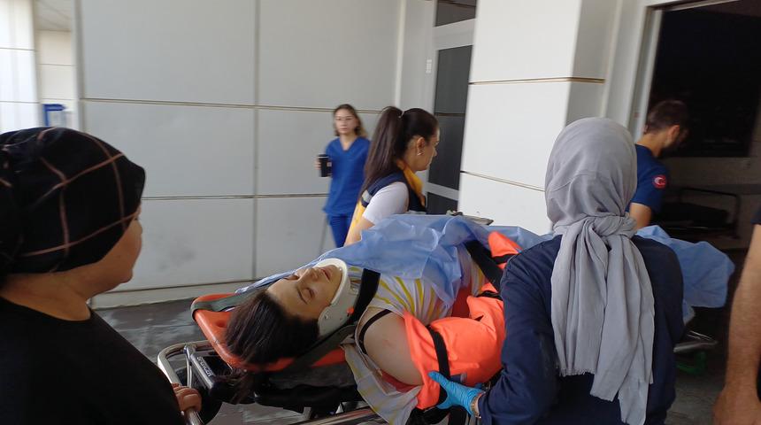 Cam silerken 3'&uuml;nc&uuml; kattan d&uuml;ş&uuml;p ağır yaralandı