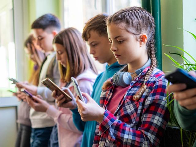 &Ccedil;ocuklar i&ccedil;in yeni telefon fikri g&uuml;ndem oldu