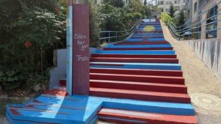 Trabzon’da kaldırımlar bordo maviye boyanıyor