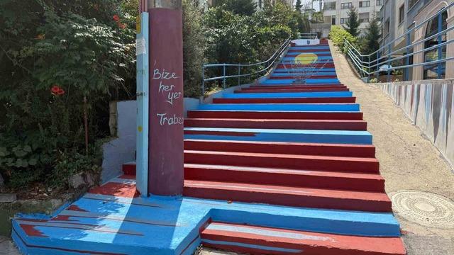 Trabzon’da kaldırımlar bordo maviye boyanıyor