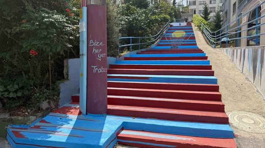 Trabzon&rsquo;da kaldırımlar bordo maviye boyanıyor