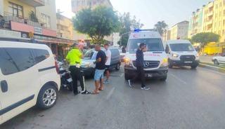 Kırmızı ışık ihlali kazayla bitti, motosiklet s&uuml;r&uuml;c&uuml;s&uuml; yaralandı
