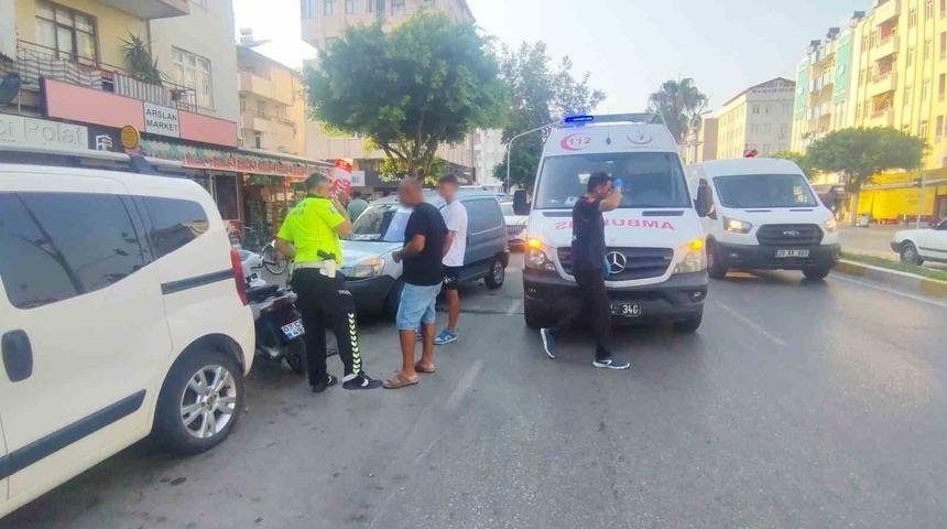 Kırmızı ışık ihlali kazayla bitti, motosiklet s&uuml;r&uuml;c&uuml;s&uuml; yaralandı