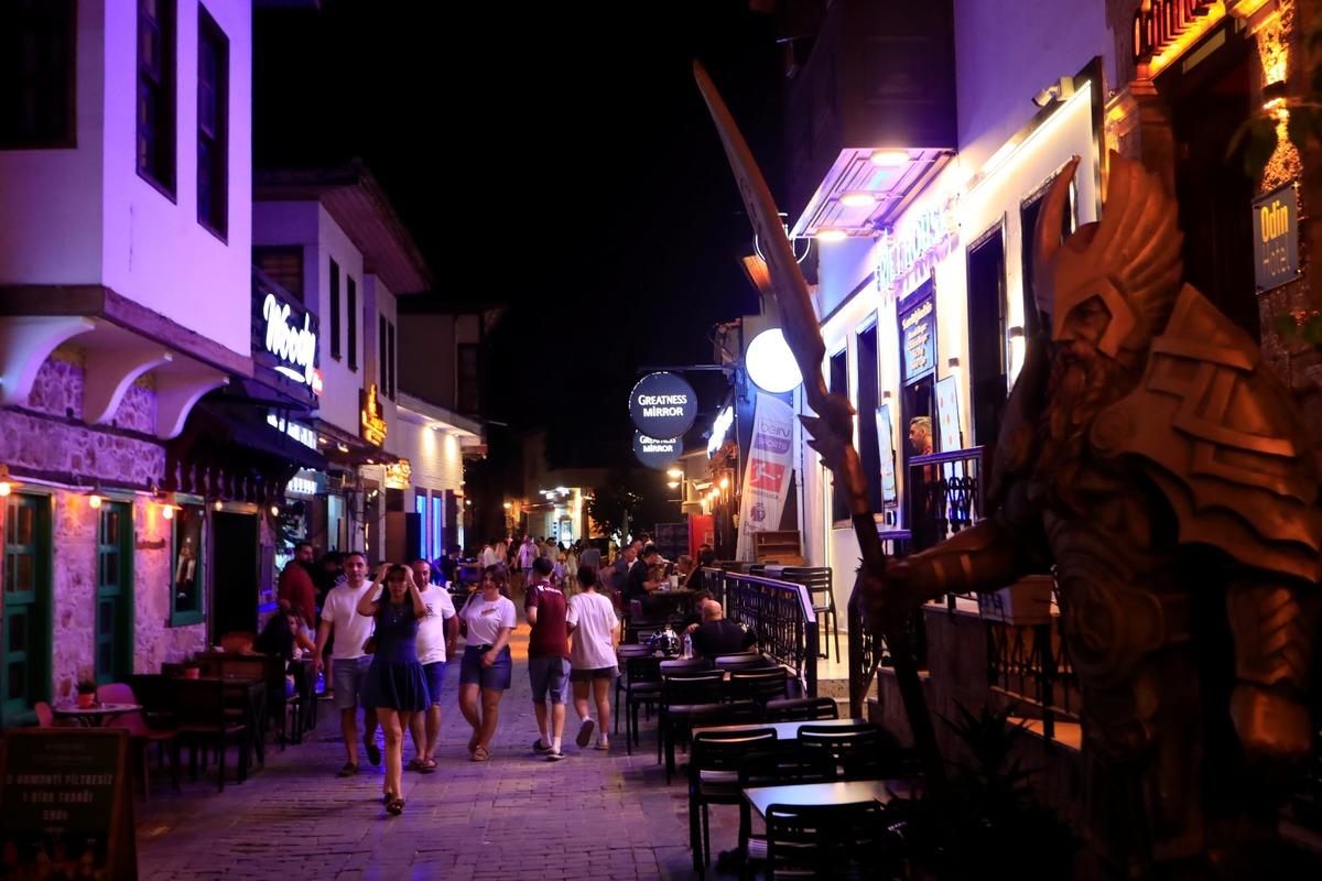 500 kişi yaşıyor! Hava kararınca n&uuml;fusu 100 katına &ccedil;ıkıyor 2