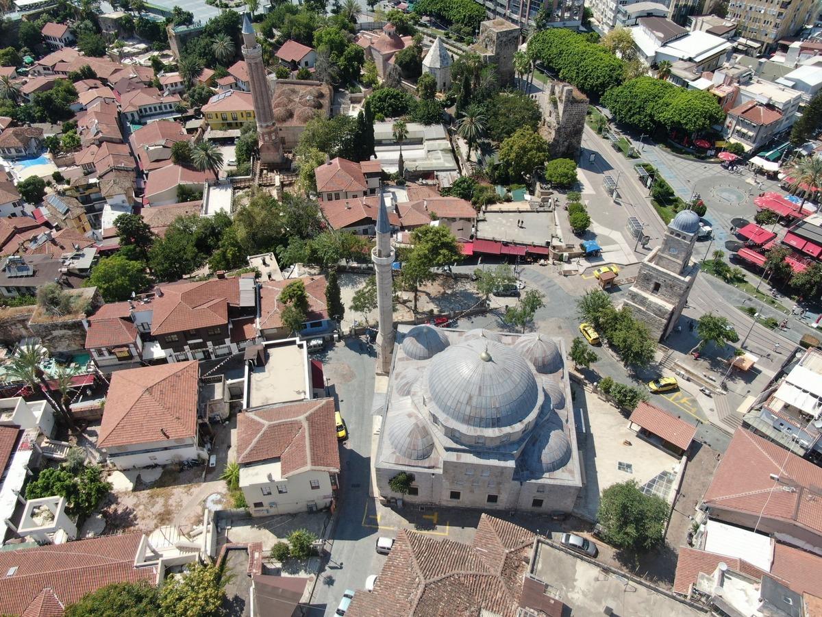 500 kişi yaşıyor! Hava kararınca n&uuml;fusu 100 katına &ccedil;ıkıyor 6