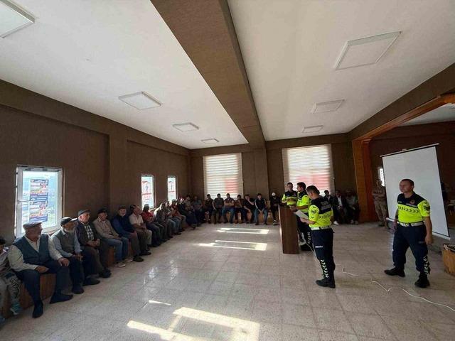 Jandarma trafik ekiplerinden "Reflekt&ouml;r tak, g&ouml;r&uuml;n&uuml;r ol" uygulaması 2