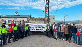 Jandarma trafik ekiplerinden "Reflekt&ouml;r tak, g&ouml;r&uuml;n&uuml;r ol" uygulaması