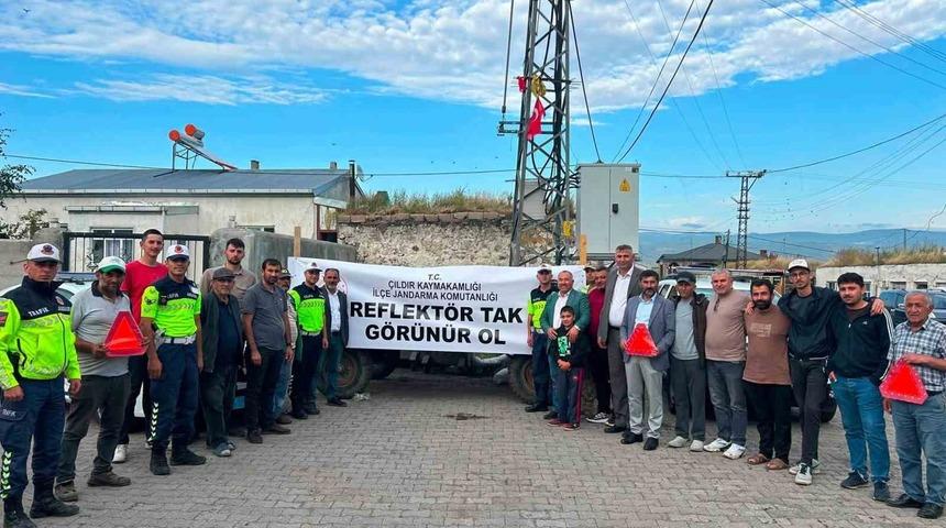 Jandarma trafik ekiplerinden "Reflekt&ouml;r tak, g&ouml;r&uuml;n&uuml;r ol" uygulaması