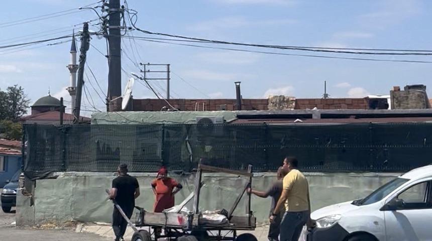 Bir anda hızlanan at arabası hafif ticari ara&ccedil;la &ccedil;arpıştı: 2 yaralı