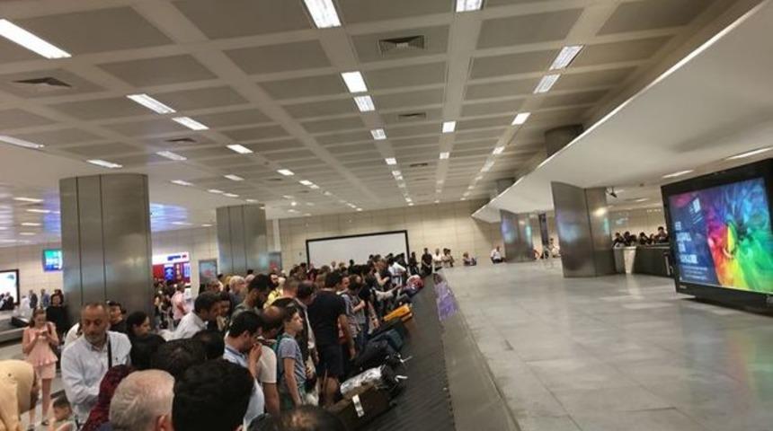 Atatürk Havalimanı'nda seçim yoğunluğu! Bilet fiyatları 3 katına fırladı!