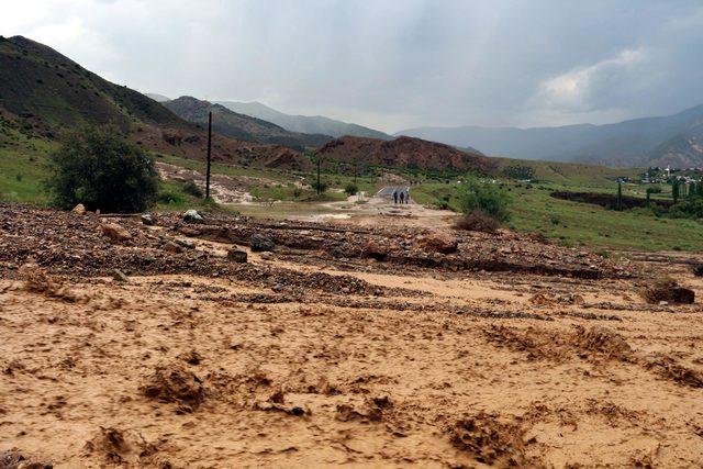 Erzurum'un ilçelerinde sel, yolları ulaşıma kapattı