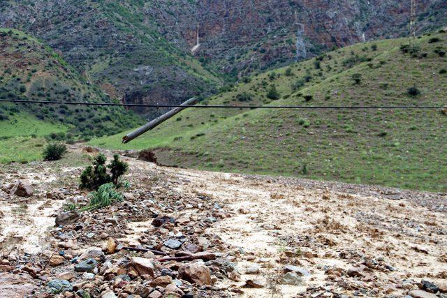 Erzurum'un ilçelerinde sel, yolları ulaşıma kapattı