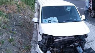 Menfeze çarpan araç sürücüsü yaralandı
