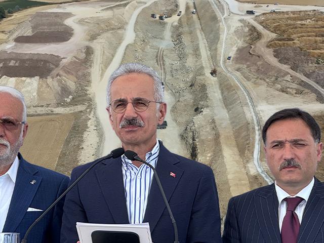 7 saat s&uuml;ren yol 1 saat 45 dakikaya d&uuml;şecek! Bakan Uraloğlu a&ccedil;ıkladı