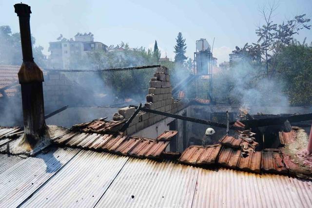 Alevlere teslim olan gecekondu kullanılamaz hale geldi 4
