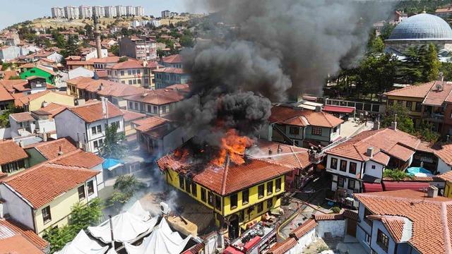Tarihi Odunpazarı Evleri bölgesinde korkutan yangın: 2 kişi dumandan etkilendi