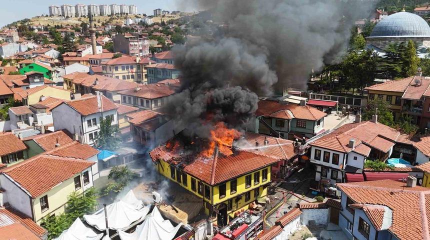 Tarihi Odunpazarı Evleri b&ouml;lgesinde korkutan yangın: 2 kişi dumandan etkilendi