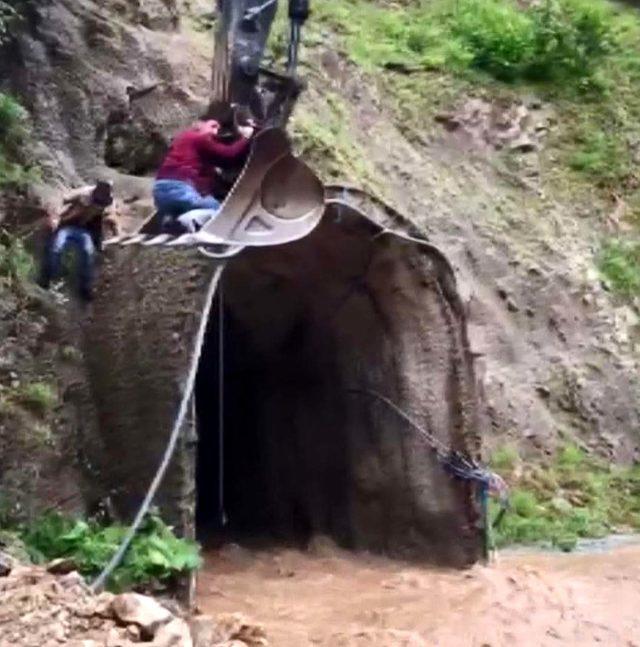 Trabzon'da sel suları, beton pompası ile kamyonu dereye böyle sürükledi (3)