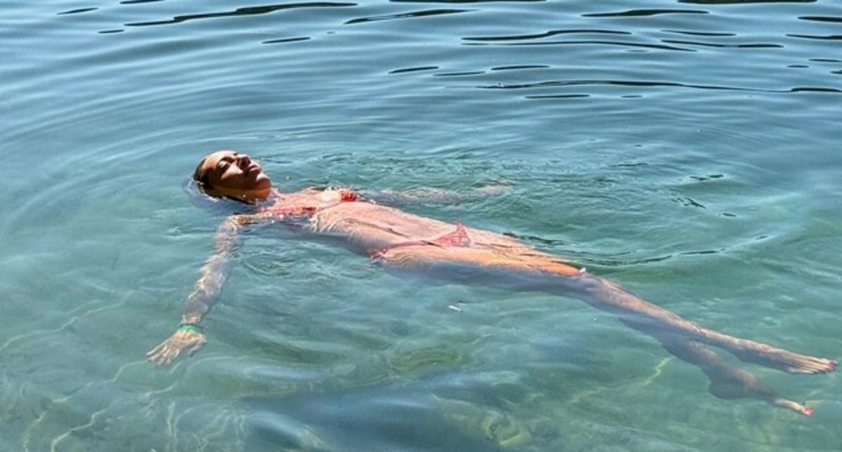 Sinem Kobal tatil pozlarını peşe peşe paylaştı! Beğeni yağdı 5