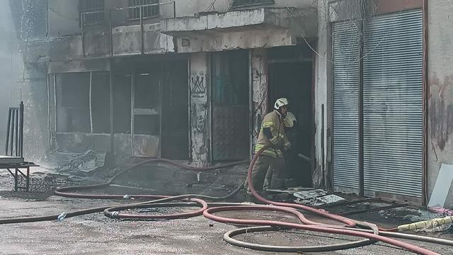 İzmir'de sünger deposunda yangın