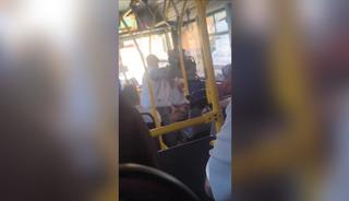 Halk otob&uuml;s&uuml;nde yumruklu kavga kamerada