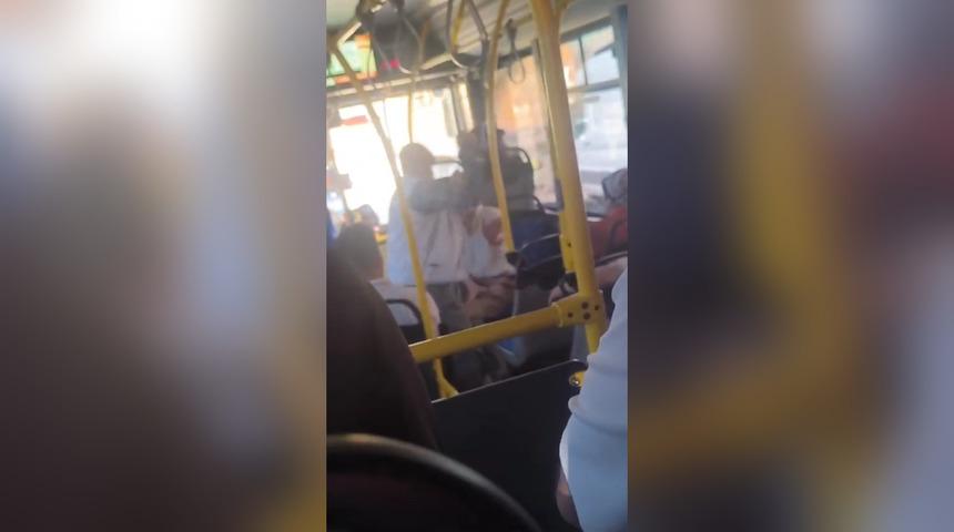 Halk otob&uuml;s&uuml;nde yumruklu kavga kamerada