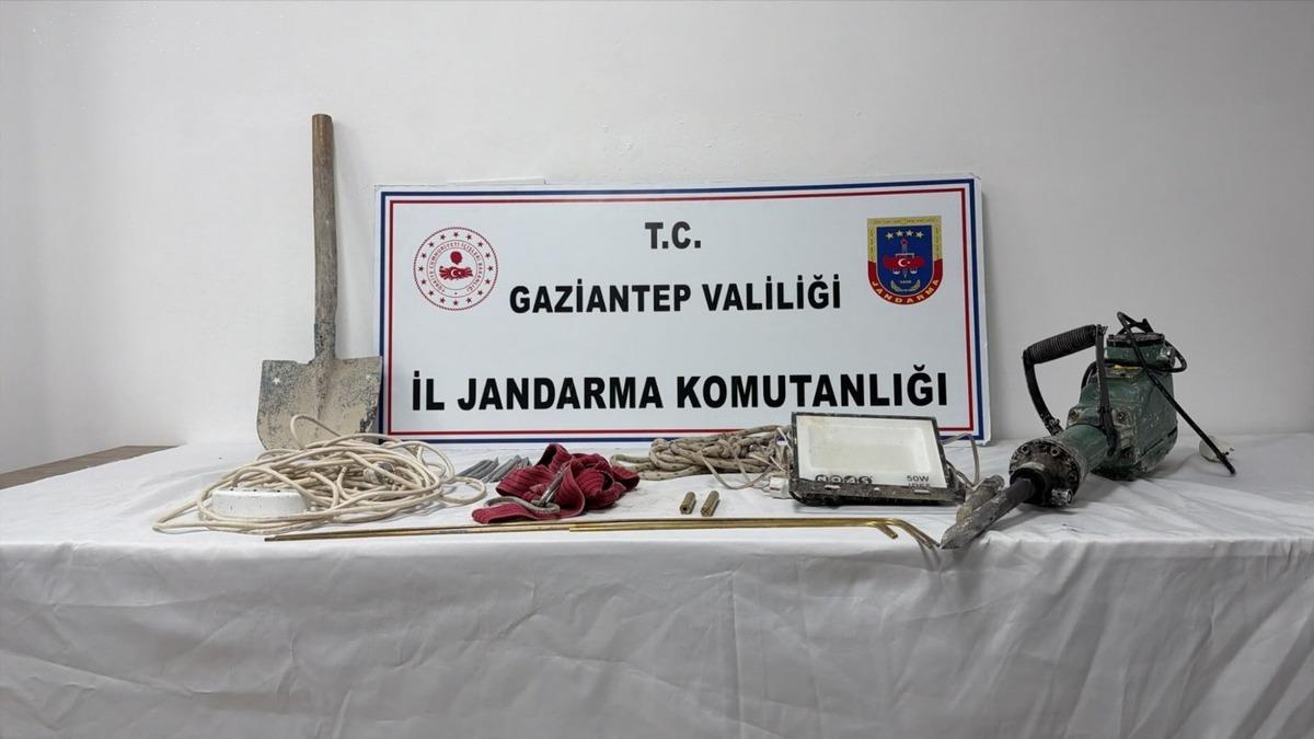 Salak Milyoner filmi gerçek oldu: Evin altını köstebek yuvasına çevirdiler! 2