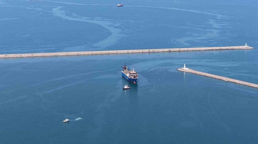 Dron saldırısında T&uuml;rk m&uuml;rettebatın yaralandığı gemi Samsun&rsquo;a getirildi
